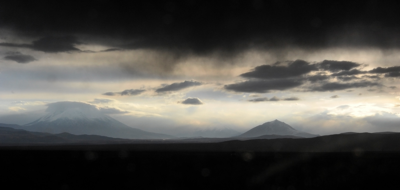 Bedrohlich wirkende Wolken über den Anden [105 mm, 1/1000 Sek. bei f / 10, ISO 1600]