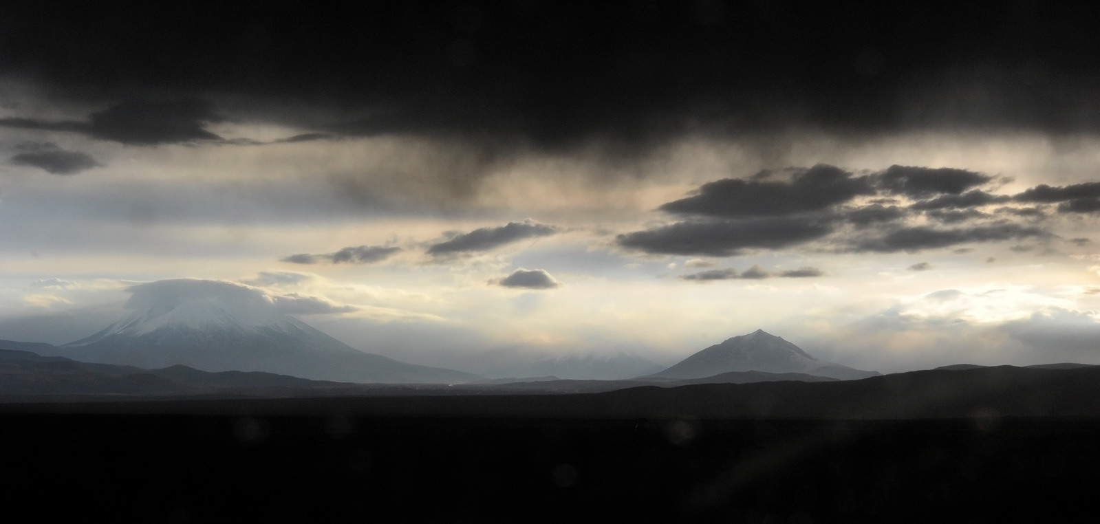 Menacing clouds over the Andes [105 mm, 1/1000 sec at f / 10, ISO 1600]