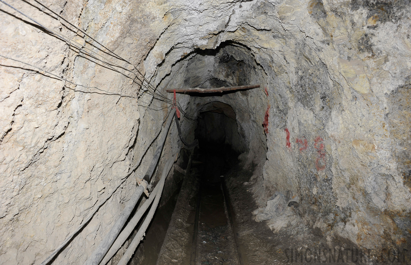 Enge Tunnels und tiefe Löcher in vollständiger Dunkelheit [28 mm, 1/60 Sek. bei f / 10, ISO 400]