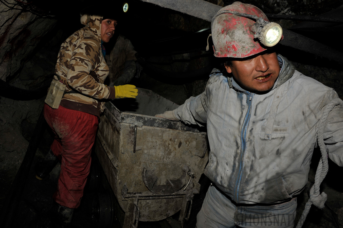 Harte Arbeit in den Minen [28 mm, 1/60 Sek. bei f / 10, ISO 400]