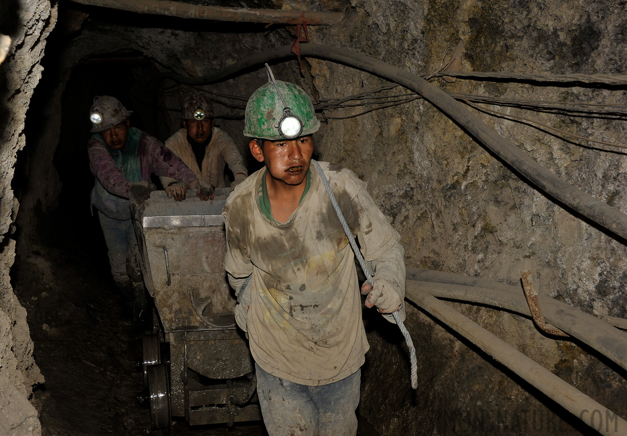 Harte Arbeit in den Minen [48 mm, 1/60 Sek. bei f / 10, ISO 400]