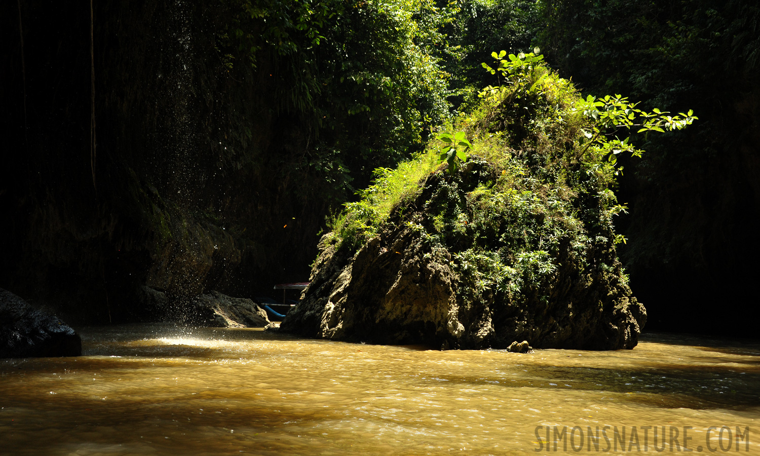 Pangandaran [55 mm, 1/800 sec at f / 8.0, ISO 1600]