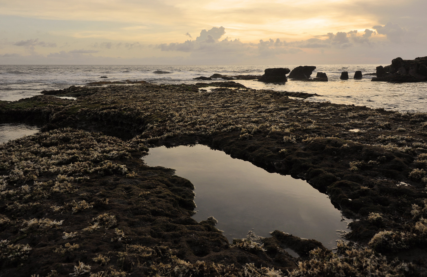 Tanah Lot [28 mm, 1/400 sec at f / 9.0, ISO 800]