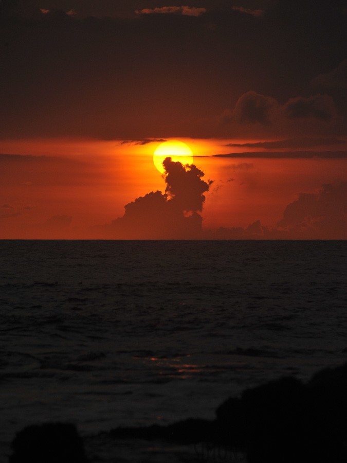 Tanah Lot [300 mm, 1/3200 sec at f / 8.0, ISO 800]