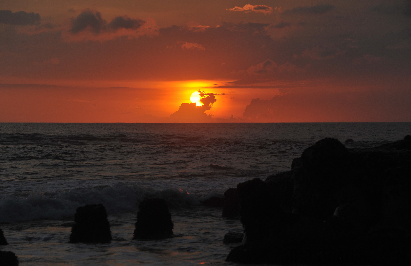 Tanah Lot [160 mm, 1/1000 sec at f / 8.0, ISO 800]