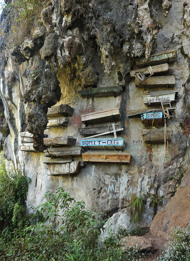 Hanging coffins [28 mm, 1/80 sec at f / 8.0, ISO 1600]