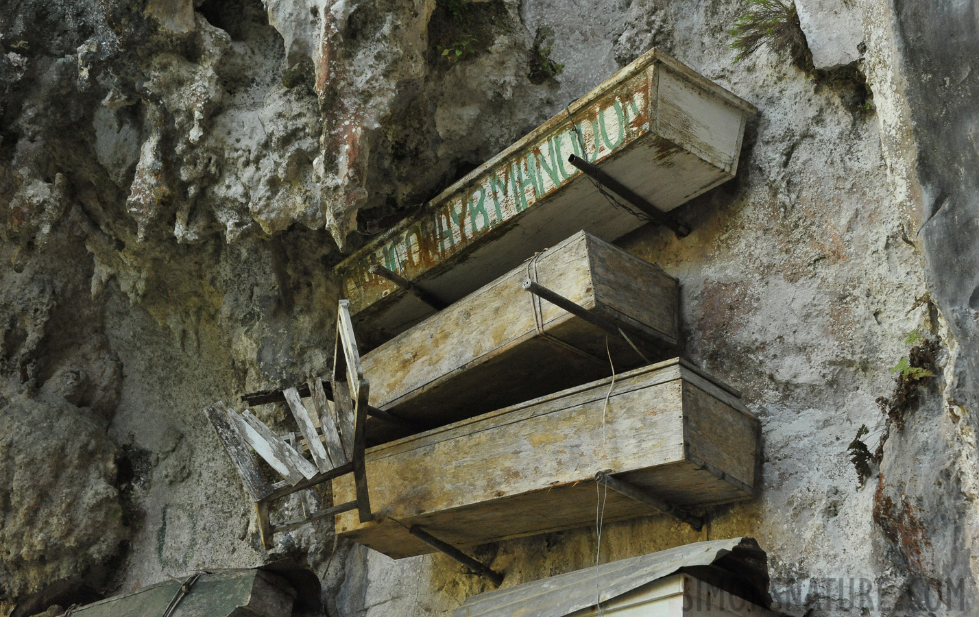 Hanging coffins [65 mm, 1/125 sec at f / 8.0, ISO 3200]