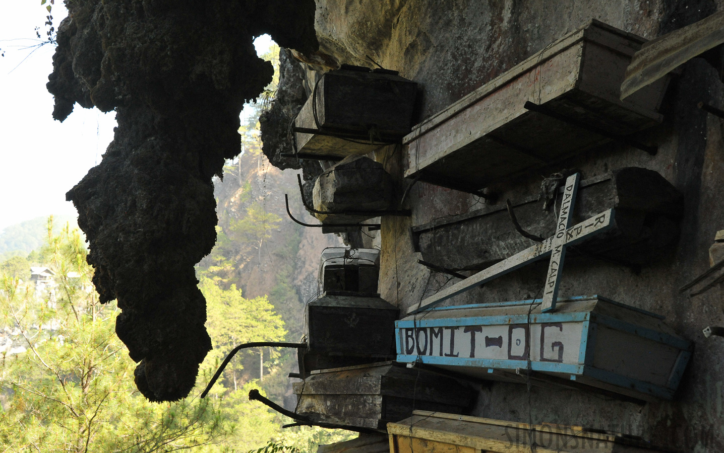 Hanging coffins [68 mm, 1/640 sec at f / 8.0, ISO 3200]