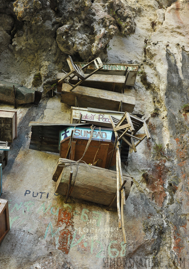 Hanging coffins [28 mm, 1/60 sec at f / 8.0, ISO 1600]