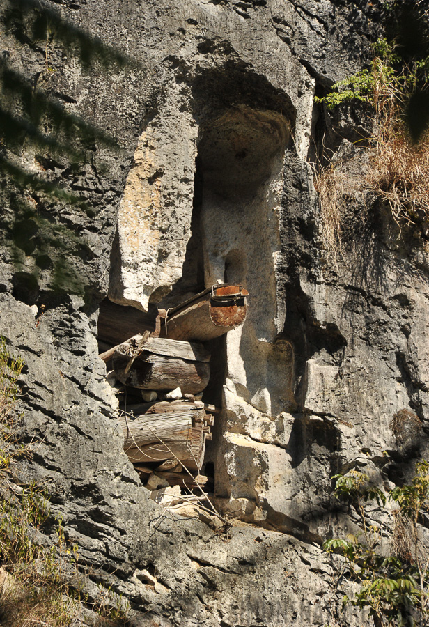 Hanging coffins [250 mm, 1/2500 sec at f / 8.0, ISO 1600]