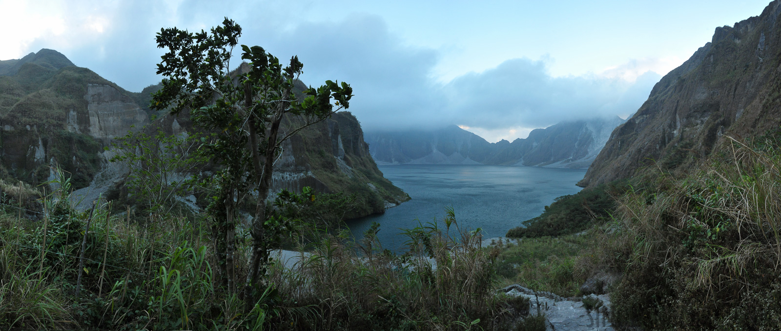 Mount Pinatubo [28 mm, 1/160 sec at f / 13, ISO 2500]