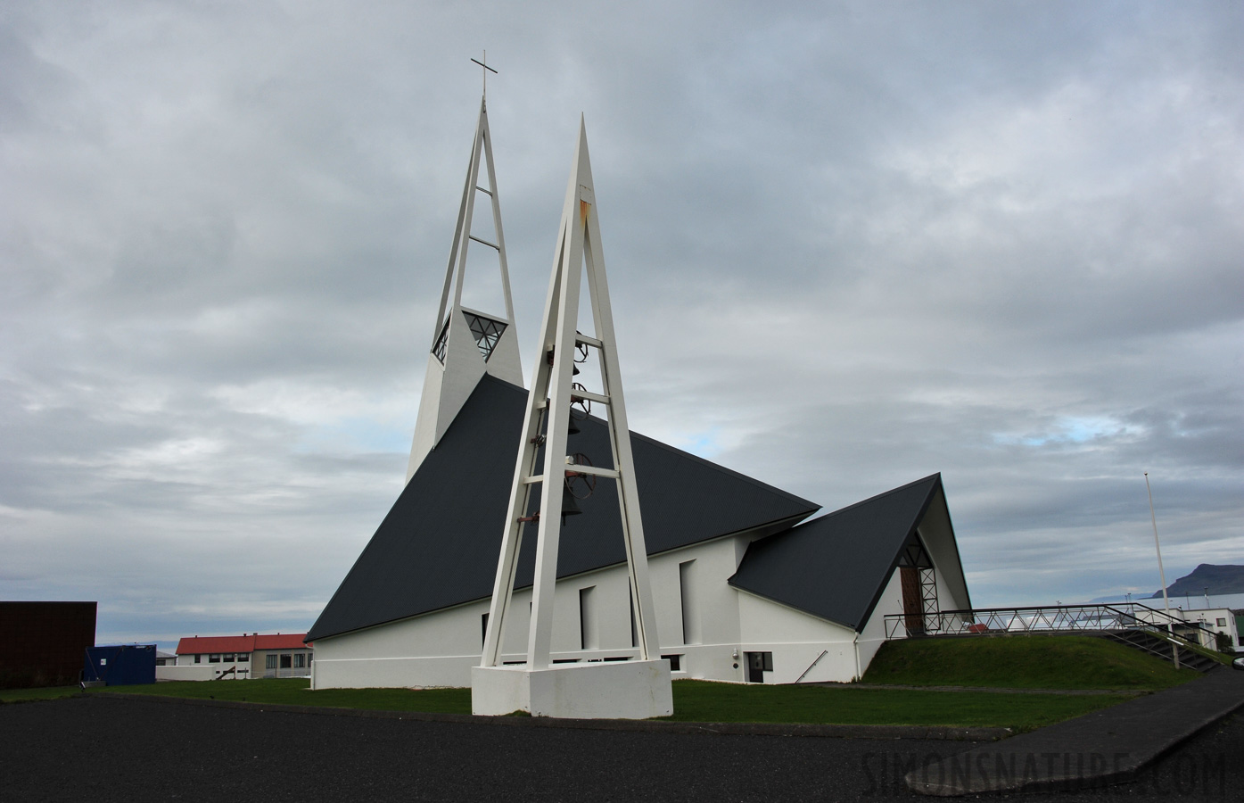 Moderne Kirche [28 mm, 1/640 Sek. bei f / 11, ISO 400]